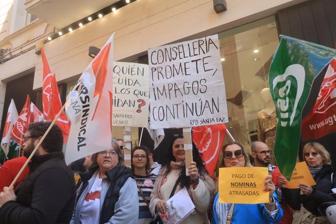 Nueva concentración en Alicante por el impago de nóminas a trabajadores de residencias y centros asistenciales