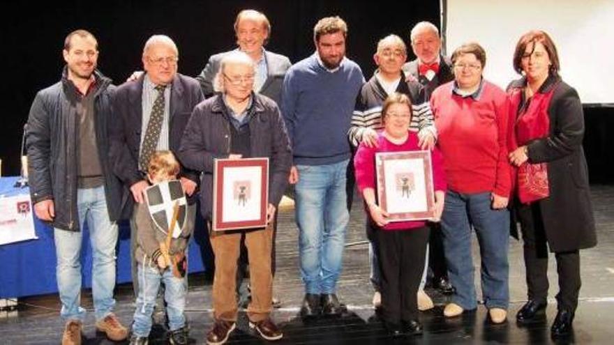 Las autoridades y los miembros de la asociación Yumper flanquean a Herminio Álvarez y a los usuarios de Fraternidad, ayer, en La Fresneda.