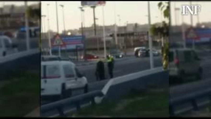 Un hombre se cuelga de un puente y cae en medio de la carretera de acceso a Torrevieja, en Murcia