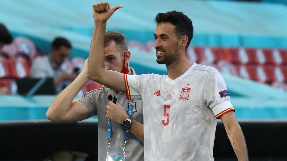 Sergio Busquets greets with the Spanish team. Sergio Busquets greets with the Spanish team.