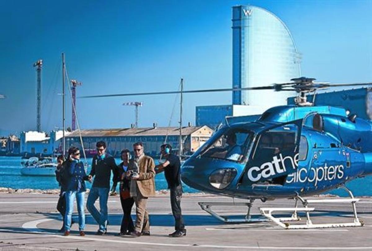 Vol en família 8 Els Puigví baixen de l’helicòpter després de fer una visita turística d’alta volada.