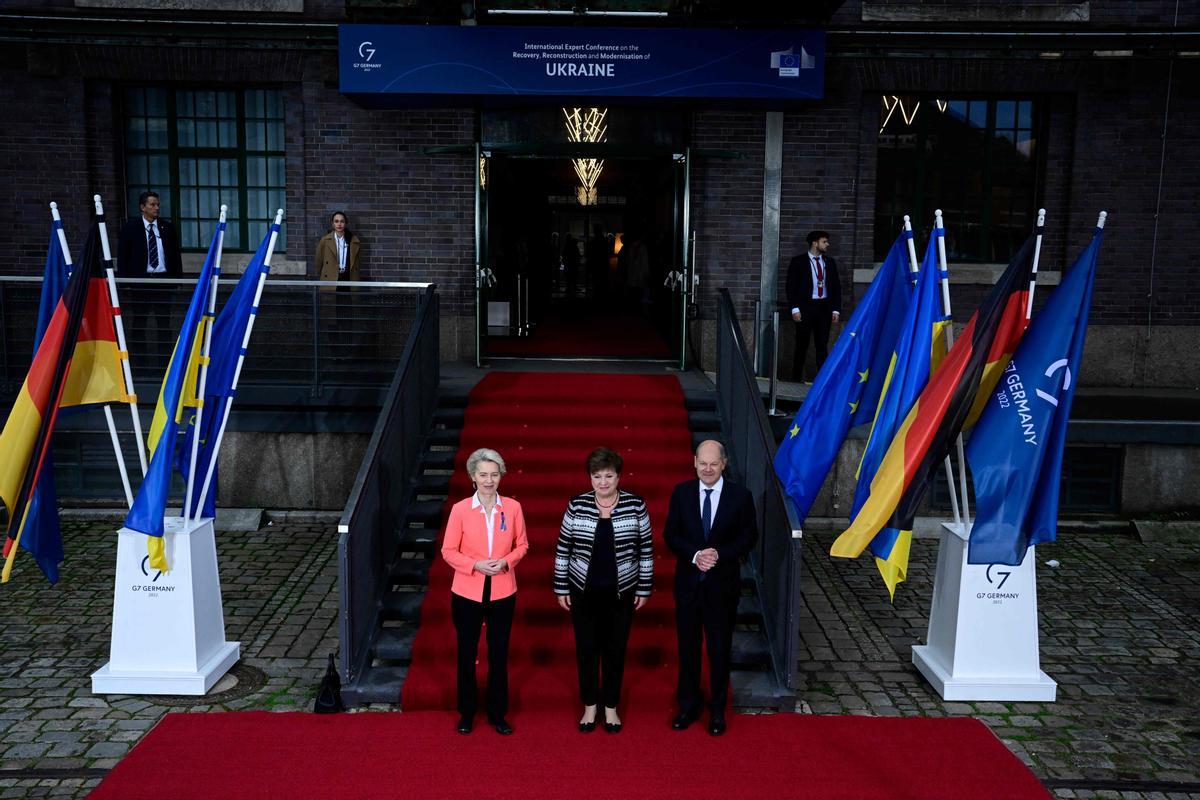 Ursula von der Leyen,  Kristalina Georgieva (directora gerente del FMI) y Olaf Scholz, a la entrada de la conferencia en Berlín.