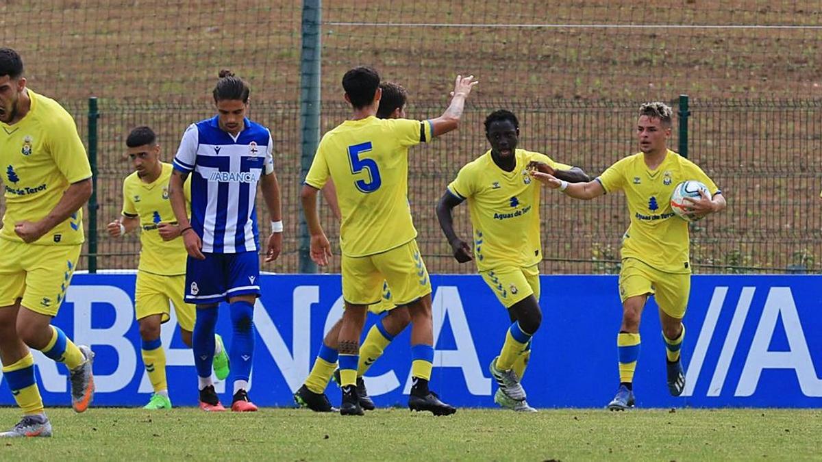 Los jugadores amarillos celebran su tanto ante el Dépor, en la ciudad deportiva de Abegondo, ayer, en la ida de los cuartos de final de la Copa de Campeones.  | | LP/DLP