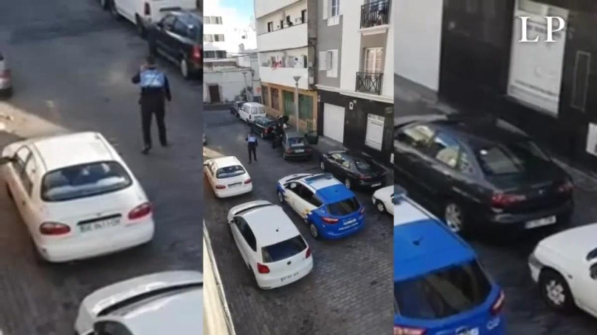 Dos agents de la policia local d’Arrecife colpegen dues persones que gravaven una detenció