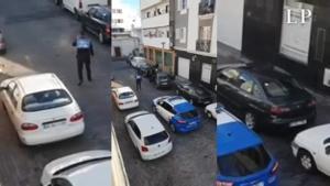 Dos agents de la policia local d’Arrecife colpegen dues persones que gravaven una detenció