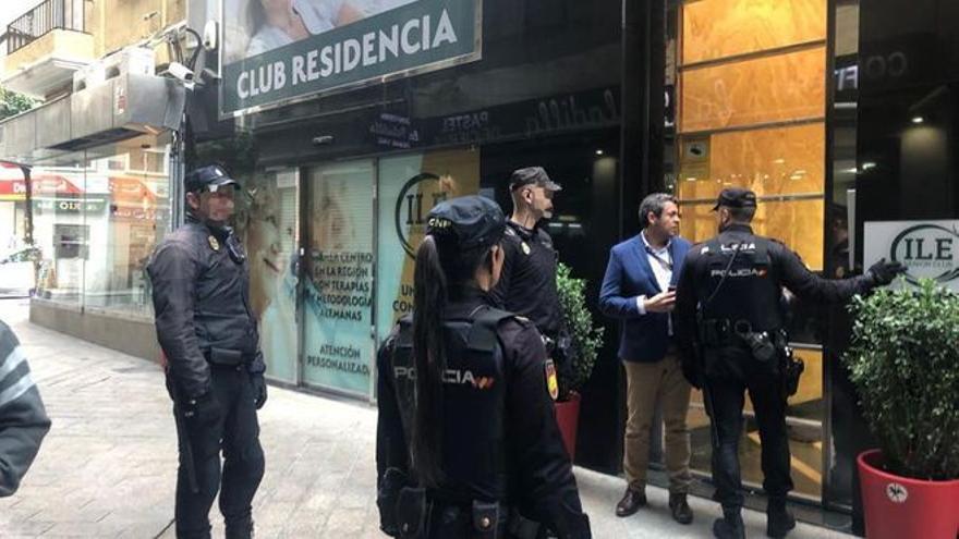 Operación policial en el ILE Senior Club, en la calle San Antonio, hace dos años.