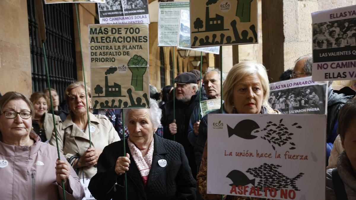 Los vecinos de la zona con pancartas en los soportales del Ayuntamiento de Oviedo.