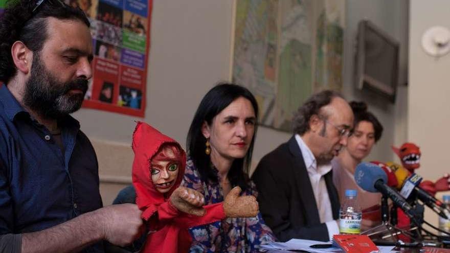 Los integrantes de Baychimo Ramón Enríquez y Paloma Leal con sendos títeres, flanquean a la concejala de Teatro Principal, Soraya Merino, y al director del liceo municipal, Daniel Pérez.