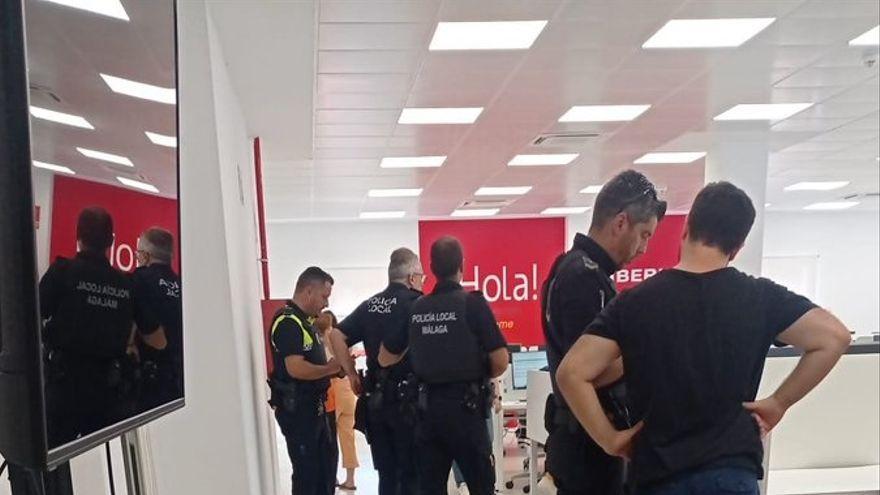 Agentes de la policía, en la sede de la empresa malagueña donde ha tenido lugar el tiroteo.