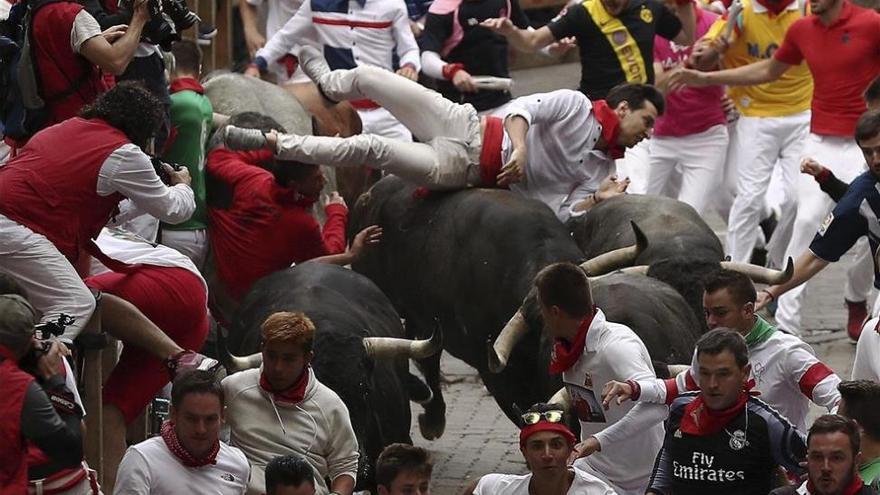 Los Miura ‘vuelan’ en el encierro y dejan dos castellonenses heridos