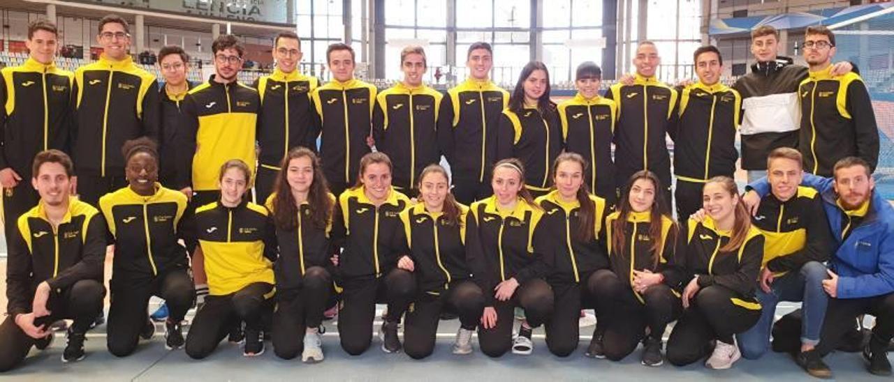 Atletas y técnicos del CA Safor Teika en el pabellón Luis Puig que albergó el campeonato valenciano.