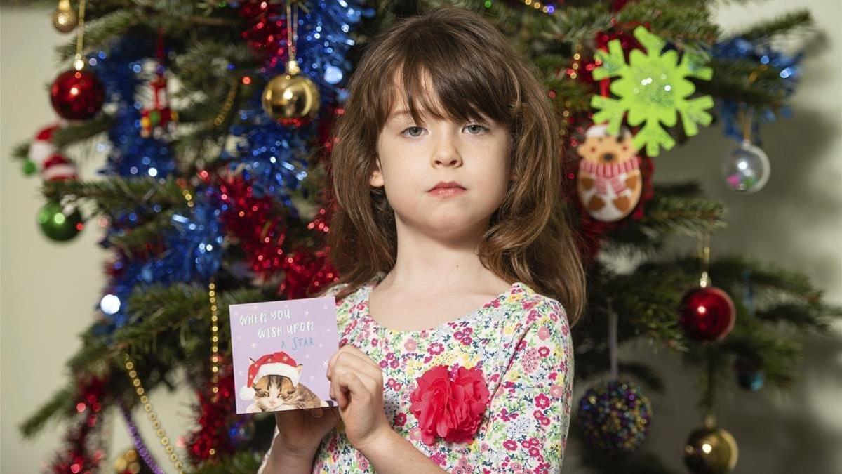 Florence Widdicombe, la niña de 6 años que encontró la felicitación navideña con un mensaje de socorro.