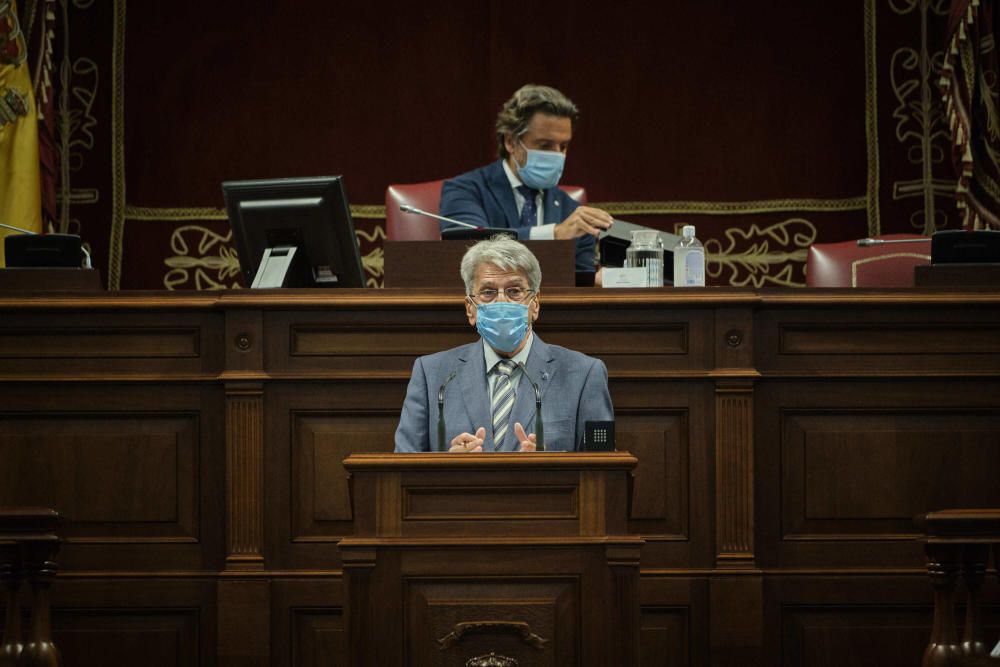 Pleno en el Parlamento de Canarias