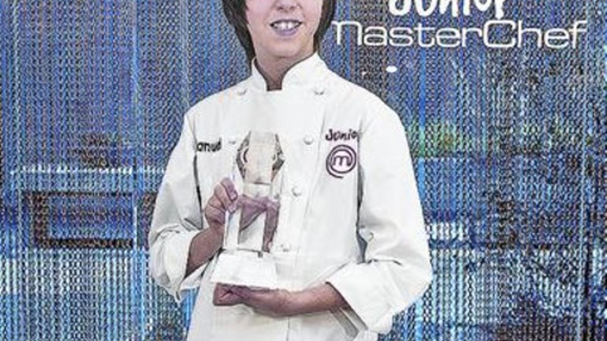 EL PREMIO 8 Manuel, con el trofeo de ganador de 'Masterchef junior'.