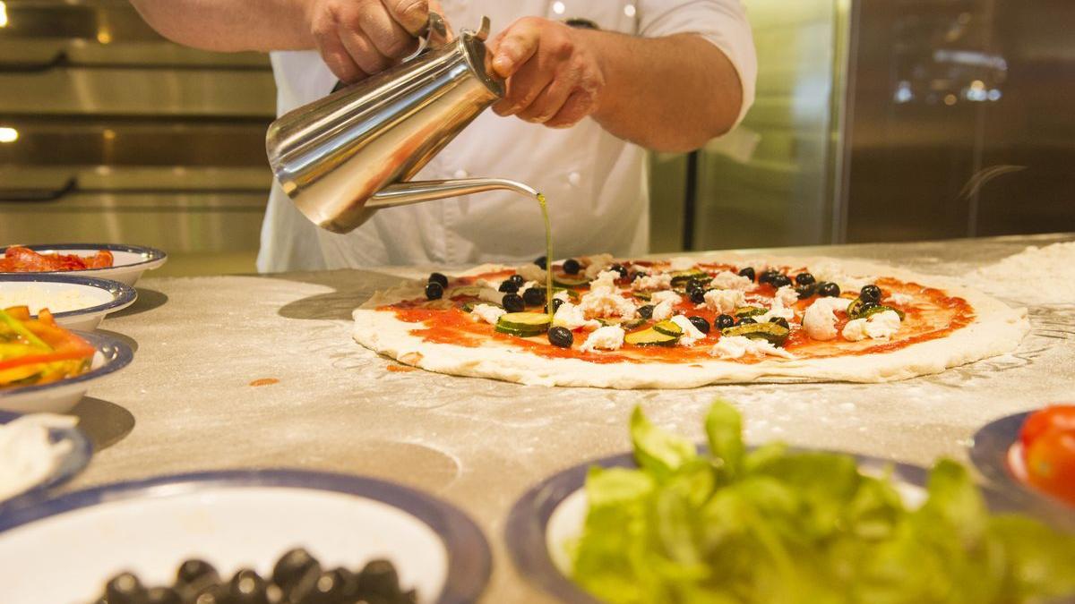 Los pasajeros comen 600 pizzas al día que preparan los chefs del crucero.