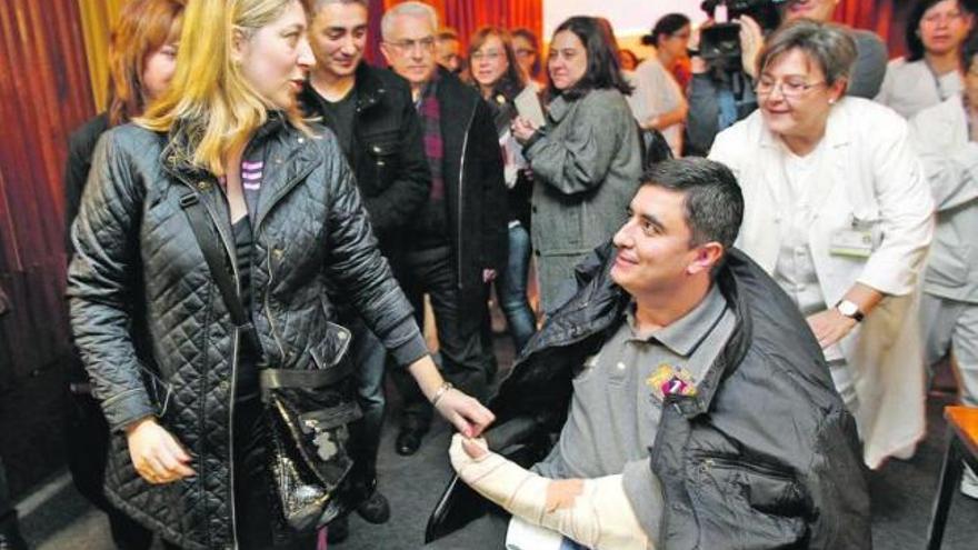 Ángel Alcón, con Sandra, su esposa, y detrás el hermano del trasplantado y la hermana de su mujer, al término de su comparecencia en el Hospital Central.