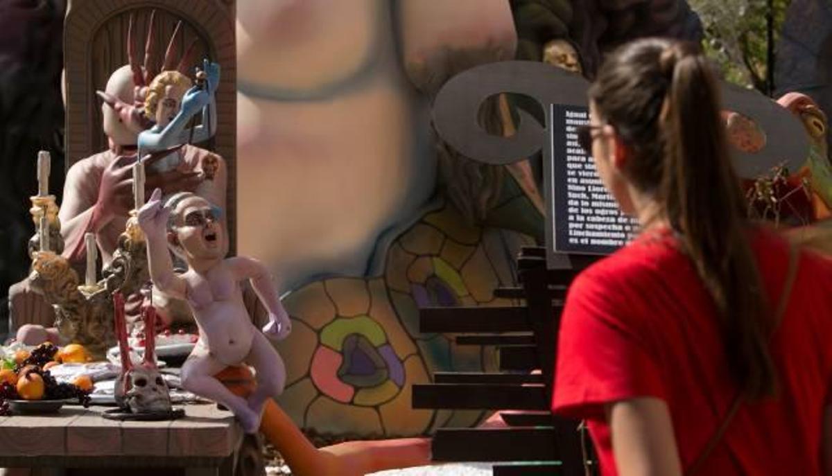 La escena ganadora de La Ceràmica representa a un monstruo, como imagen de los juicios mediáticos, que engulle a políticos corruptos, como Camps, Castedo y Alperi