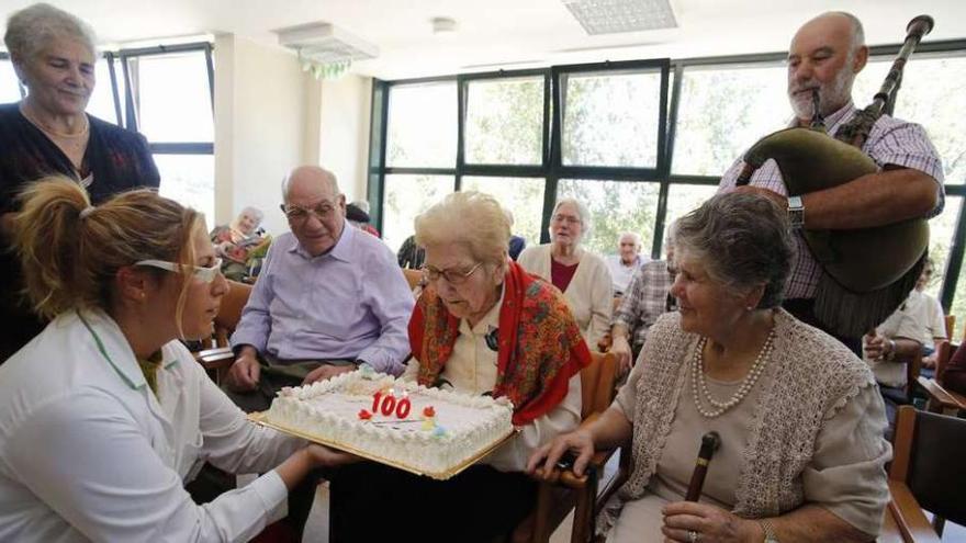 Cosuelo Turnes, ayer, en el momento de soplar las velas de su tarta en la residencia Geriatros.