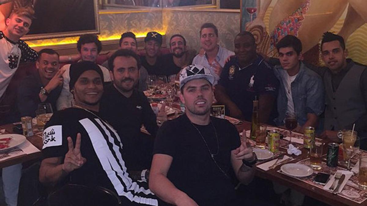 Neymar y los Toiss, en el restaurante Paris6