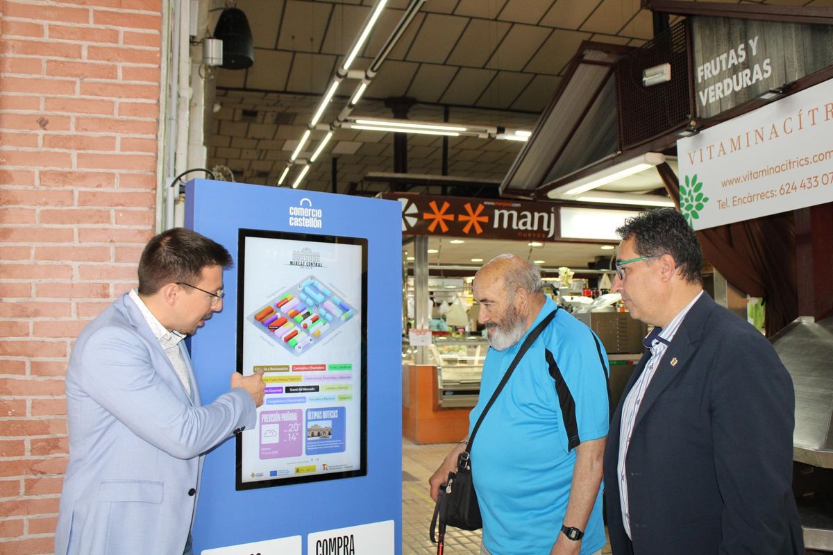 Los concejales Cabañero y Vidal junto a un vecino indicándole la utilización del nuevo sistema.