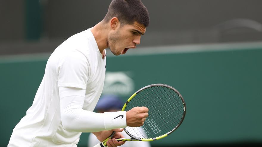 Alcaraz sufre en su estreno en Wimbledon, pero acaba remontando a Struff