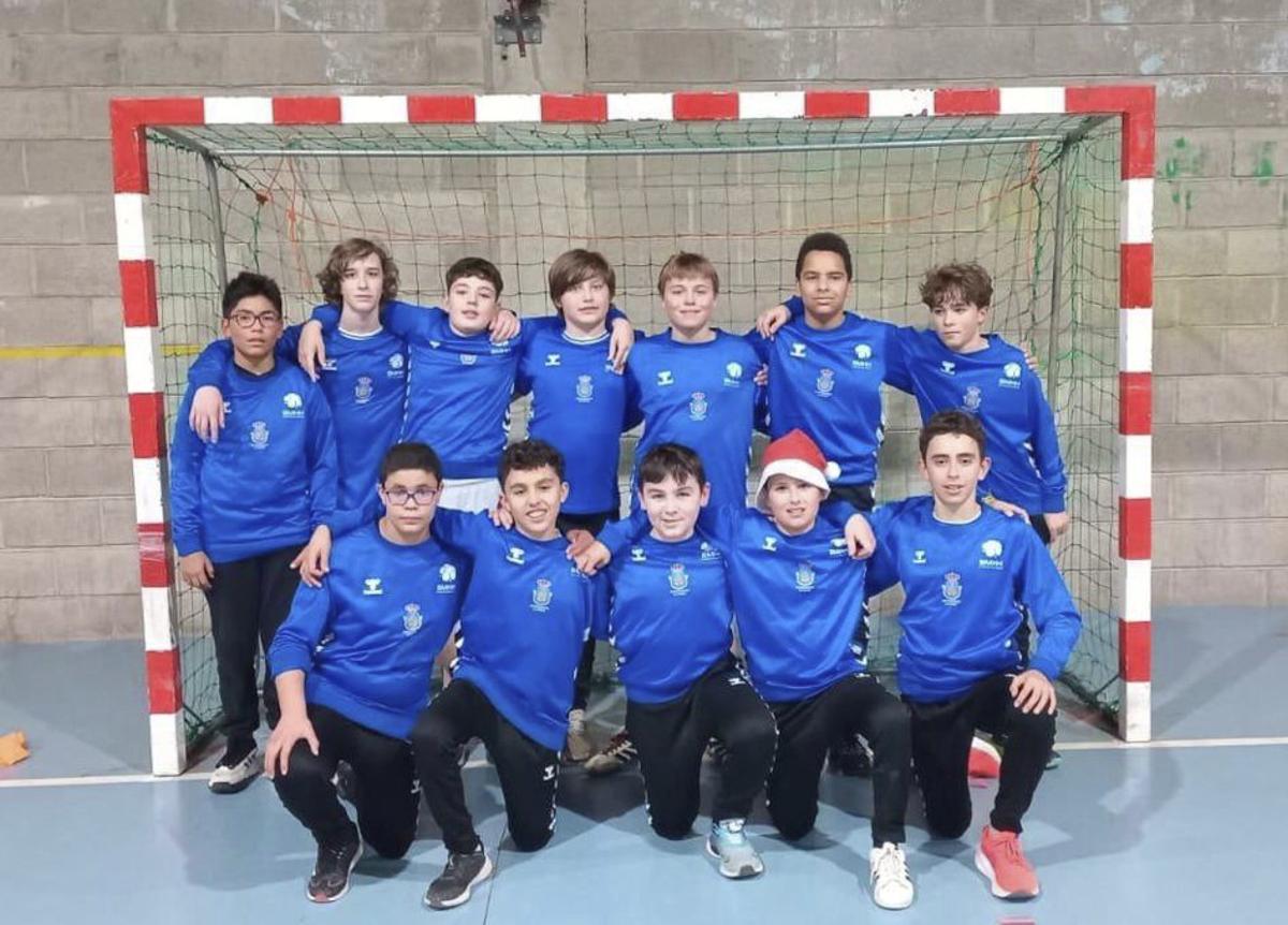 A la izquierda, los chicos del infantil y a la derecha el cadete femenino. Ambos en competición.  | BALONMANO HOYA DE HUESCA