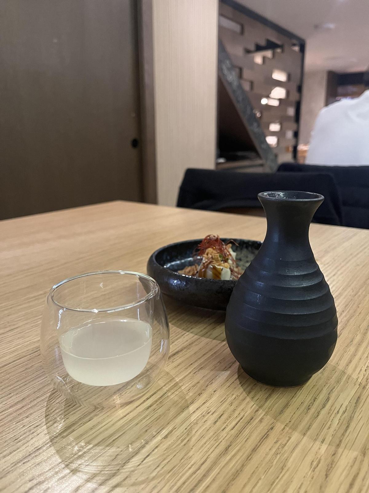 Un sake de aspecto turbio y color parecido a la leche