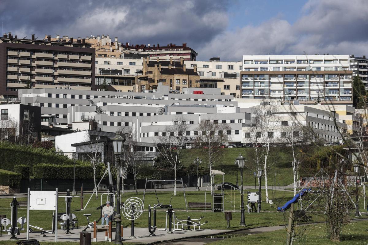 Vista del parque de Montecerrao y detrás una de las residencias de estudiantes de la zona.