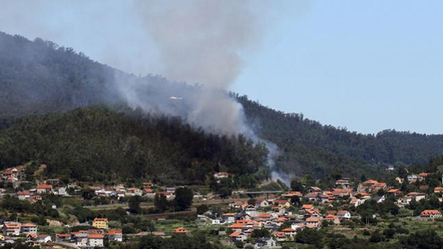 Un incendio en Vilaboa obliga a cortar un carril de la AP-9