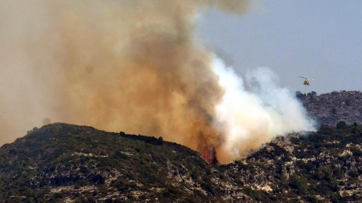 El viento descontrola el incendio de Valencia y lo lleva hasta Gandia