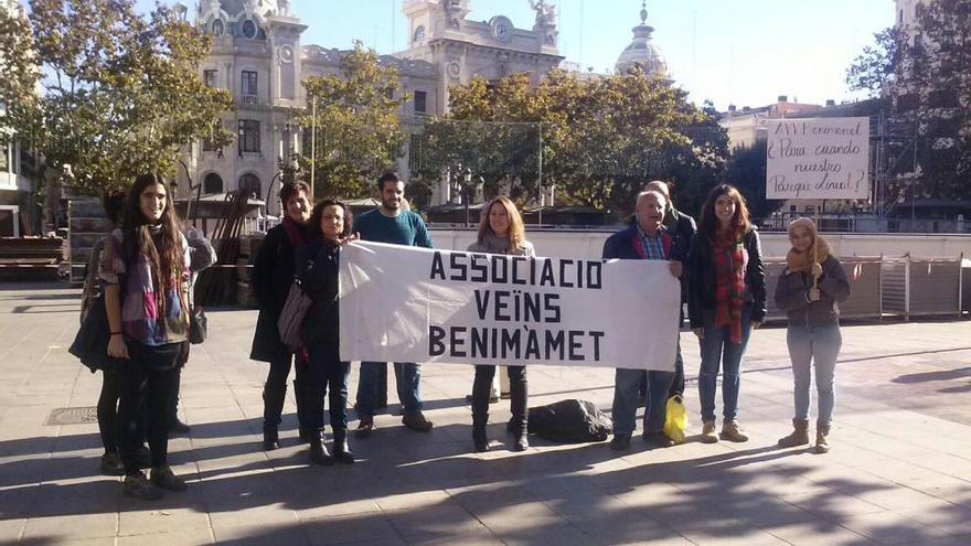 Los vecinos de Benimàmet esta mañana en la plaza del Ayuntamiento