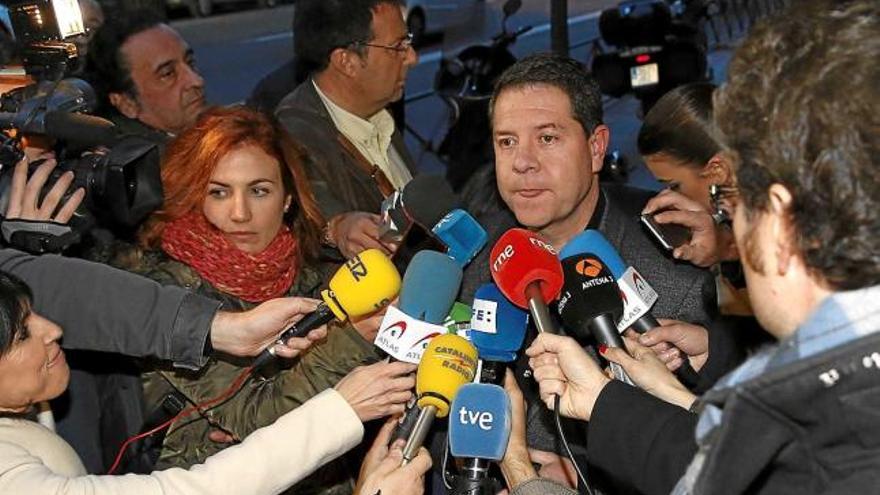 El president de Castella-la Manxa, Emiliano García-Page, atenent els mitjans a l&#039;exterior de Ferraz