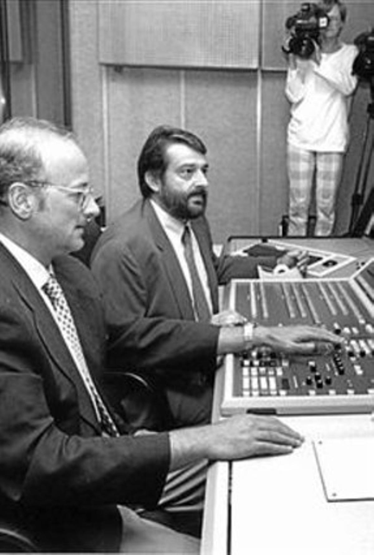 Jordi Vilajoana i Lluís Oliva, en la inauguració de TVC Satèl·lit (1995). Jordi Vilajoana i Lluís Oliva, en la inauguració de TVC Satèl·lit (1995).
