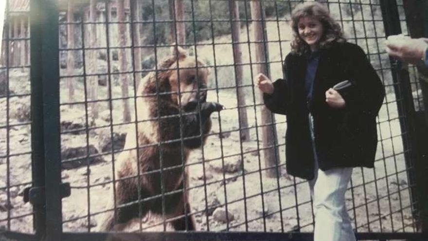 María Luisa Carcedo, junto a &quot;Tola&quot; en el centro de El Hosquillo (Cuenca).