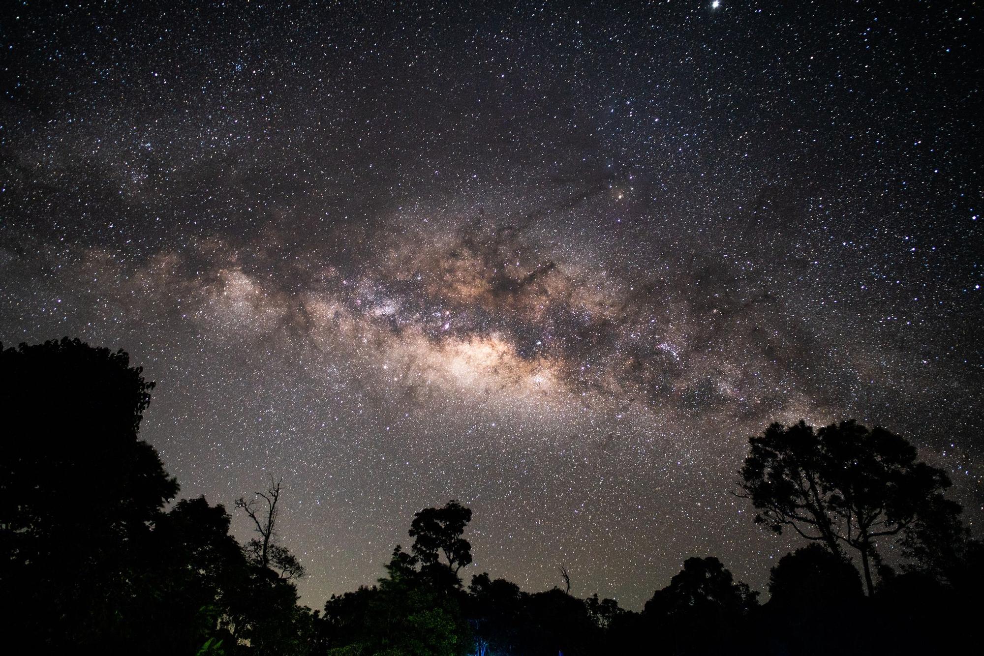 Un buen cielo estrellado es cada vez más difícil de encontrar, pero aún quedan lugares donde la Vía Láctea es la protagonista de la noche