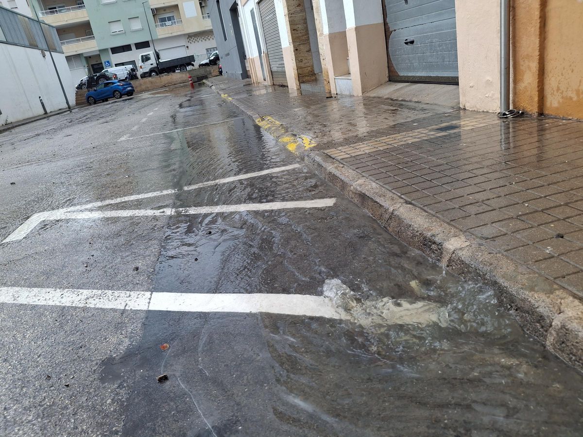 El agua brota a borbotones de una de las rejillas de pluviales del Grupo San Andrés