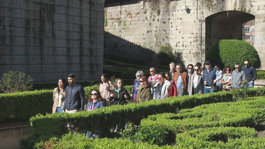 Un grupo de visitantes en el entorno de As Burgas. |   IÑAKI OSORIO