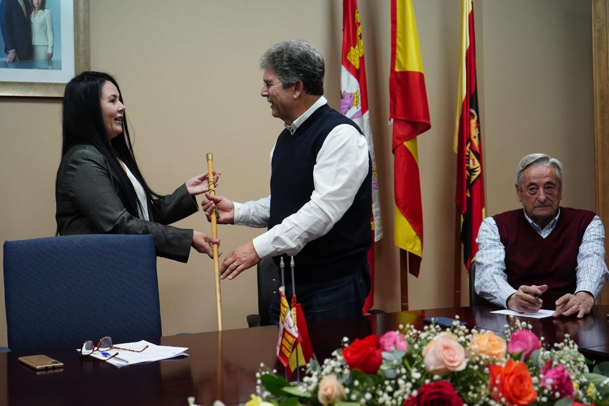 José María Ramos asume el bastón de mando como alcalde de Fuentesaúco de manos de la concejala socialista Laura Hernández