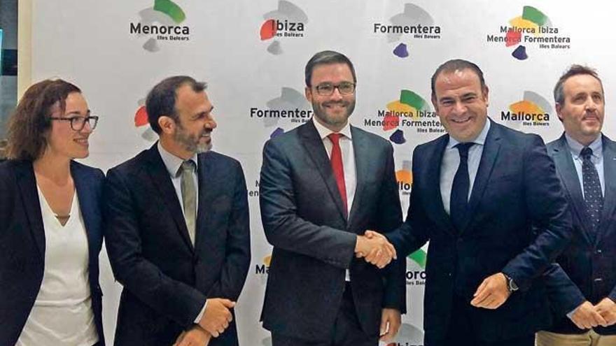 El alcalde Hila y Gabriel Escarrer se estrechan la mano tras la firma del contrato, ante la mirada del vicepresident del Govern, Biel Barceló.