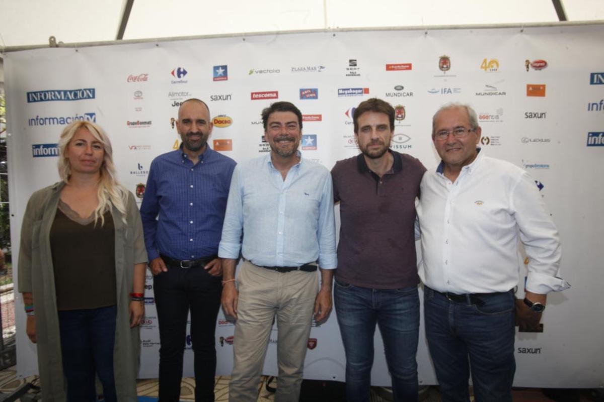 La concejal de Consumo, Marisa Gayo, el directos de INFORMACIÓNTV, Adrián Ivorra, el alcalde, Luis Barcala, el jefe de Política de INFORMACIÓN, Pere Rostoll, y el edil de Fiestas, José Ramón González