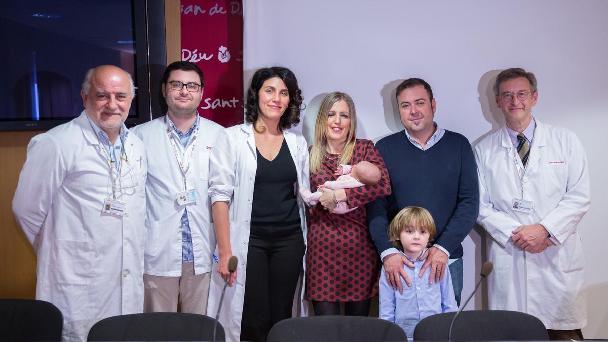 Parte del equipo de la Unidad de Arritmias del hospital San Juan de Dios de Barcelona, junto a la familia Ortas-Sancho, en 2019.
