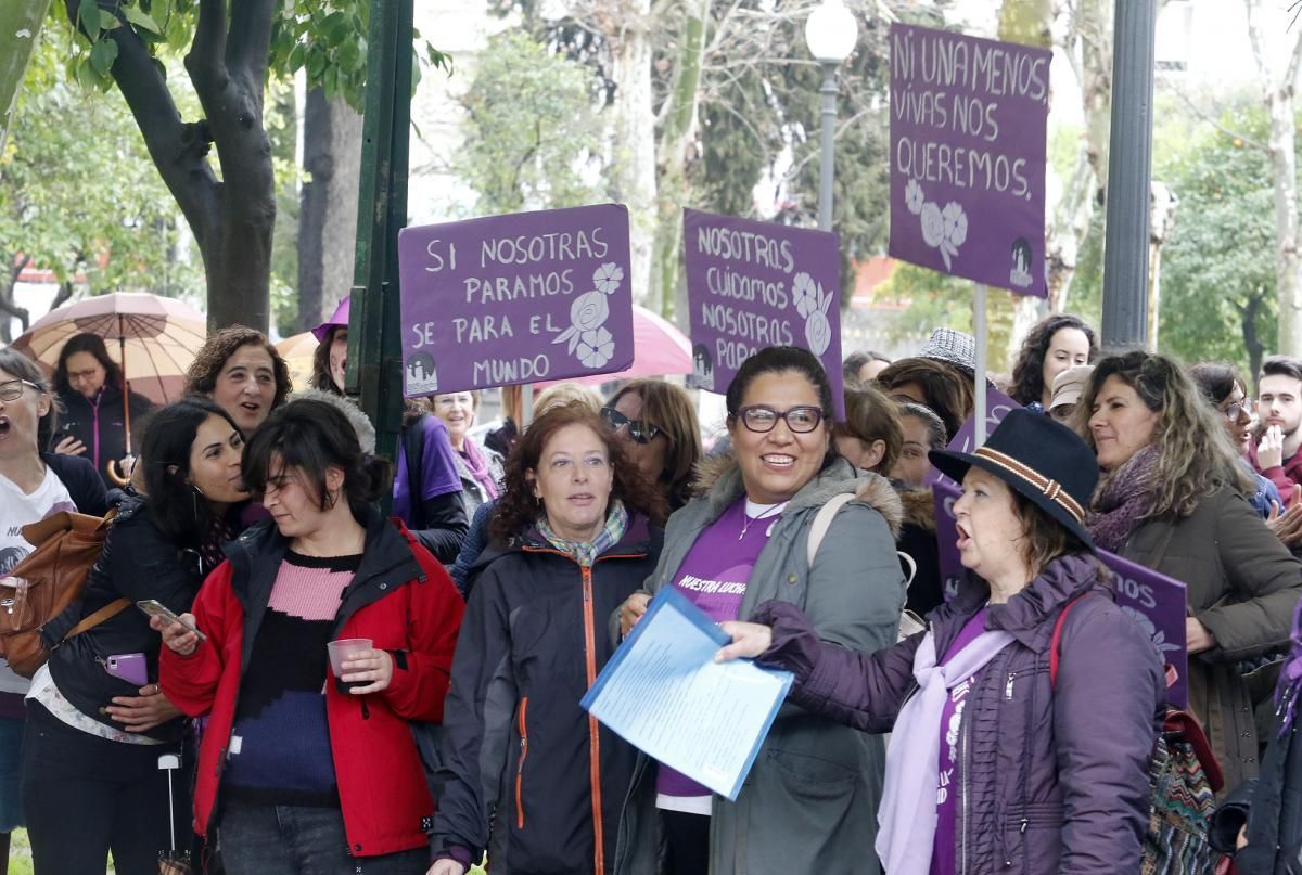 Centenares de mujeres de distintos colectivos llevan sus reivindicaciones a Colón