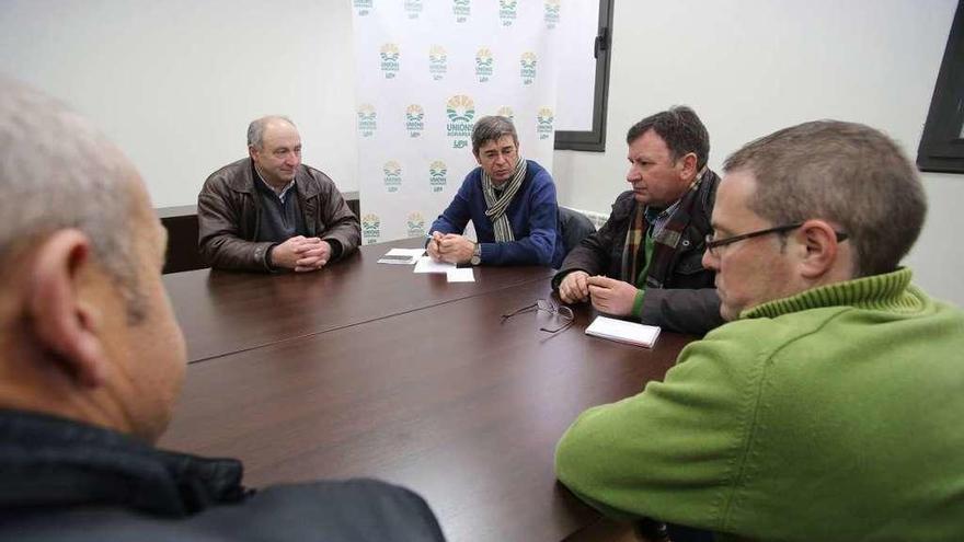 Imagen de archivo de una reunión de la directiva dezana de Ulega. // Bernabé/Gutier