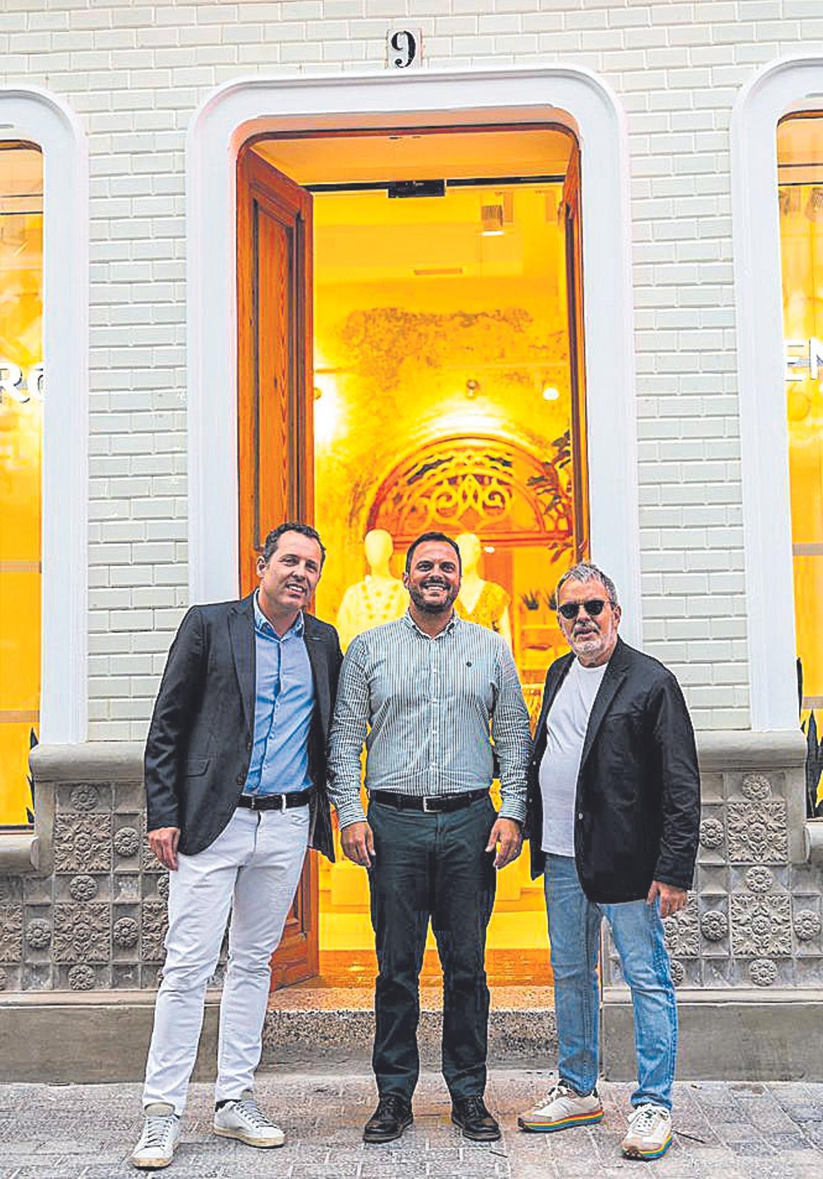 Gonzalo de Lorenzo, CEO del grupo, Yonathan de León, alcalde de Arrecife y Raúl Méndez, fundador del Grupo Encuentro.