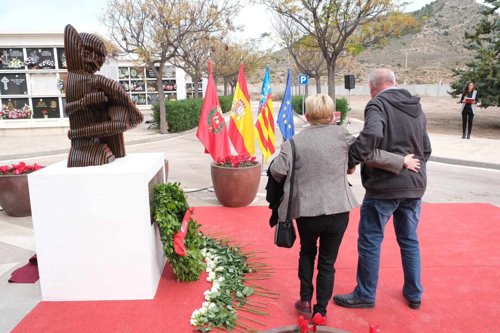 Así ha sido el homenaje a los 111 fallecidos por covid en Elda