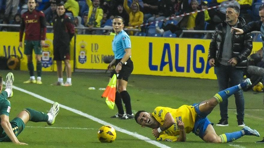 Momento en que Alberto Moleiro se lesiona la clavícula tras la entrada de Iván Alejo, ante la presencia de Sergio (d.) y García Pimienta.