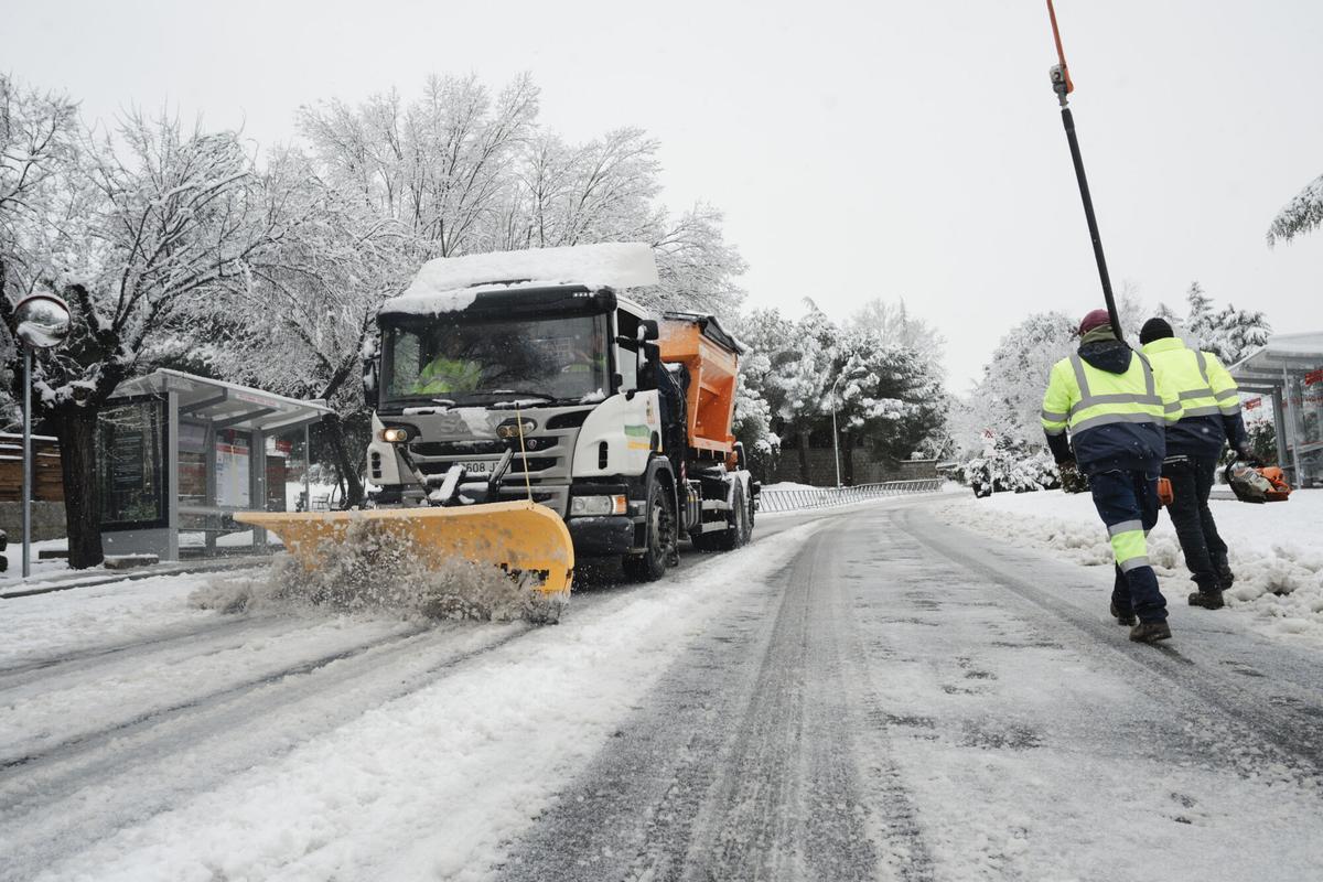 Una maquina quitanieves, a 28 de enero de 2026, en San Sebastián de los Reyes.