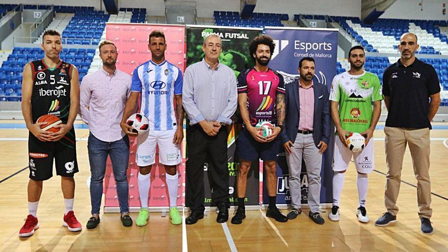 Jugadores y dirigentes del Atlético Baleares, Palma Futsal, Iberojet y Urbia Palma posan ayer en el Palau de Son Moix.