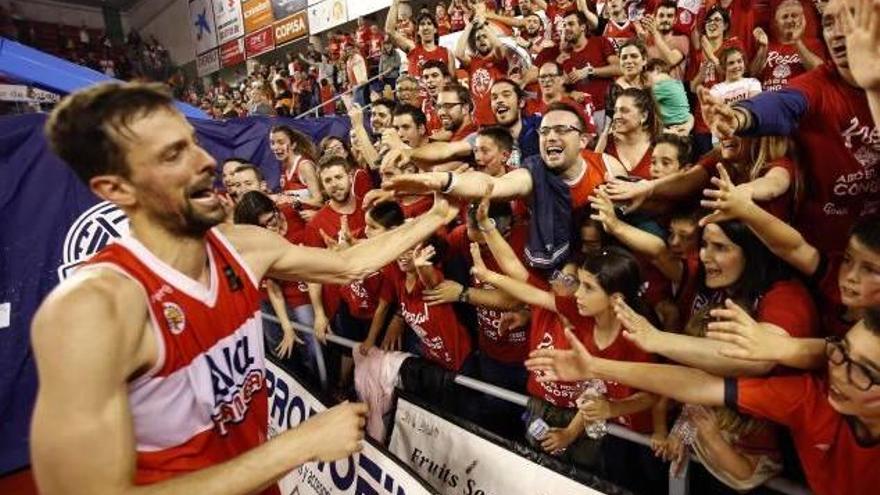 Jordi Trias saluda els aficionats del Nou Congost després d&#039;una de les victòries del Bàsquet Manresa en els quarts de final dels play-off d&#039;ascens a l&#039;ACB, contra el Corunya