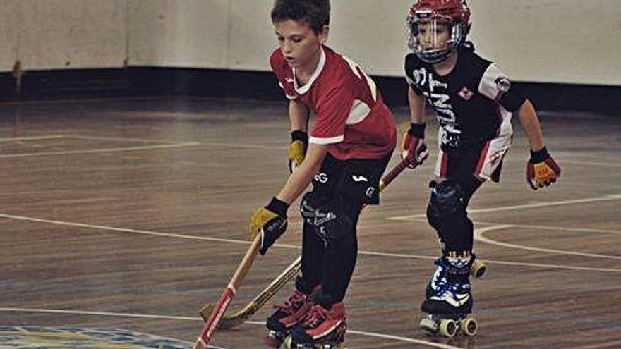 Un jugador del GEiEG conduint la pilota.